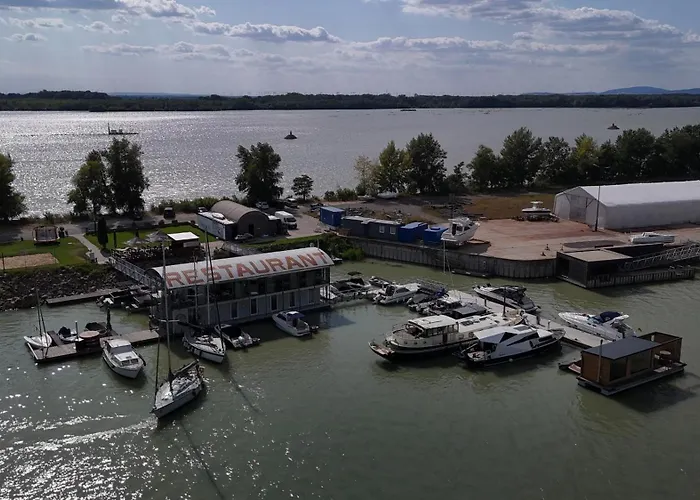 Yachter Club Modra Cajka